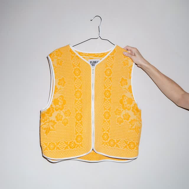 Kamizelka — żółte kwiaty
